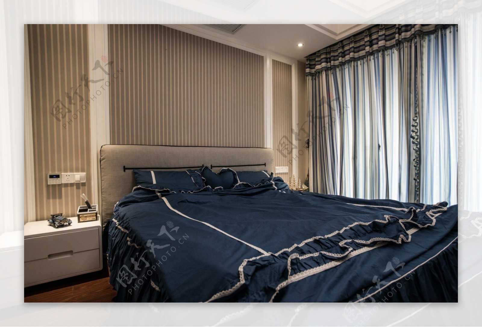 现代时尚深蓝色床品卧室室内装修效果图