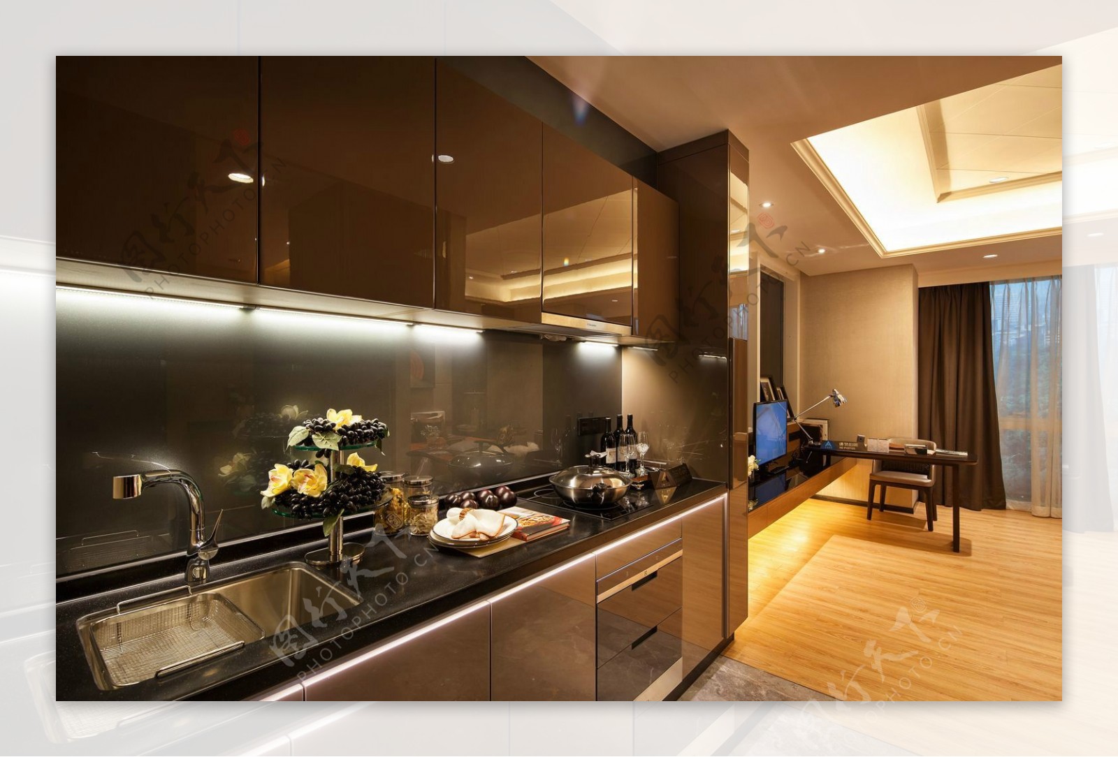 现代时尚厨房深褐色亮面壁柜室内装修效果图