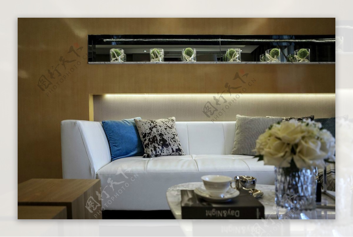 现代精致客厅白色沙发室内装修效果图