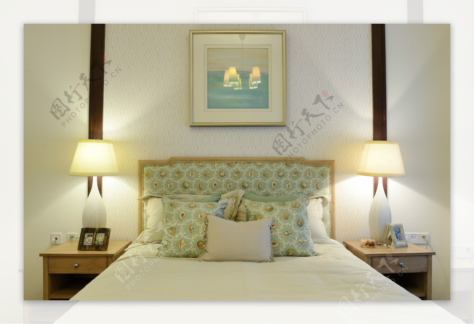 现代简约卧室壁画床头灯床头柜装修效果图图片素材-编号28969934-图行天下