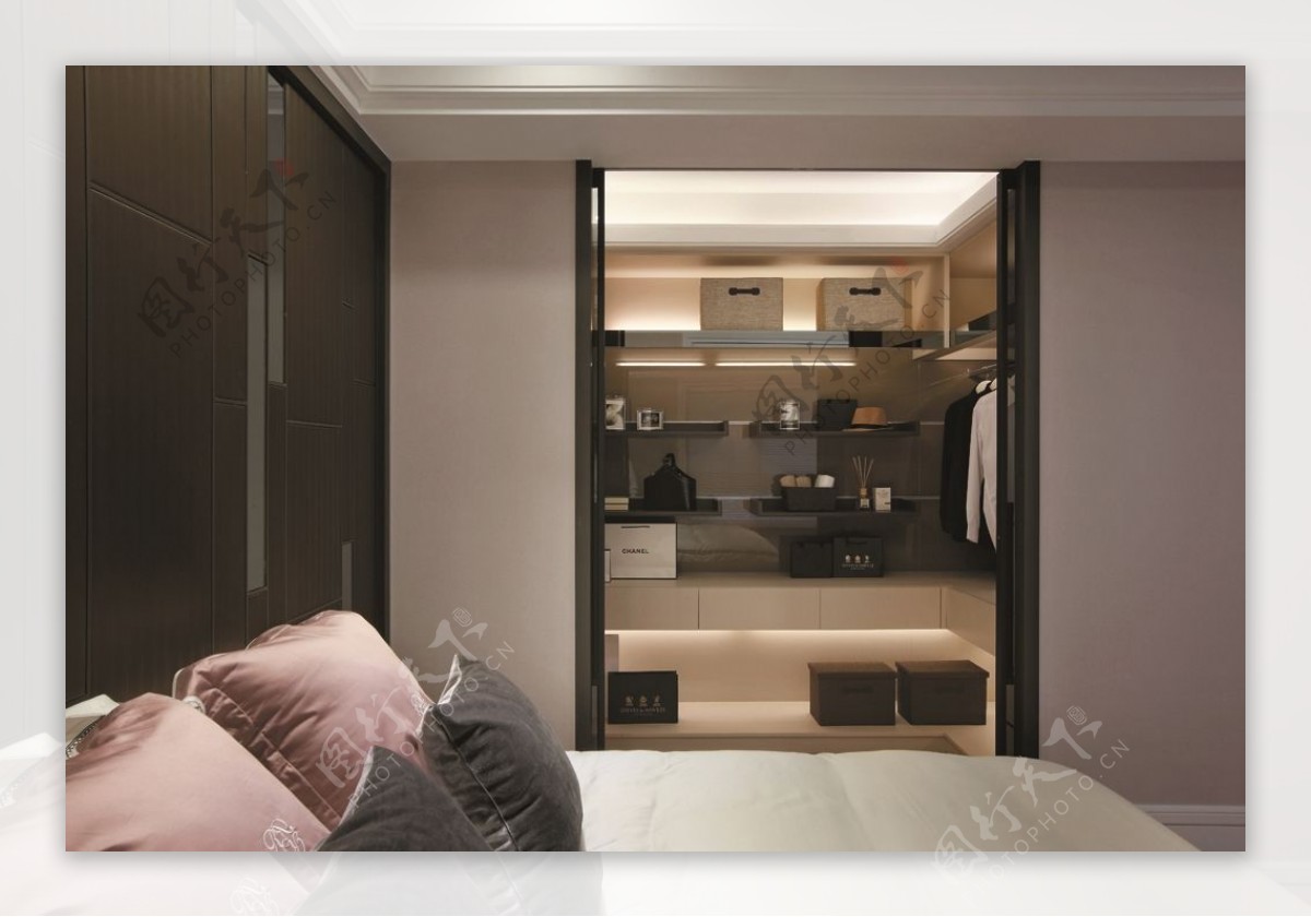 现代格调卧室深色木制柜子室内装修效果图