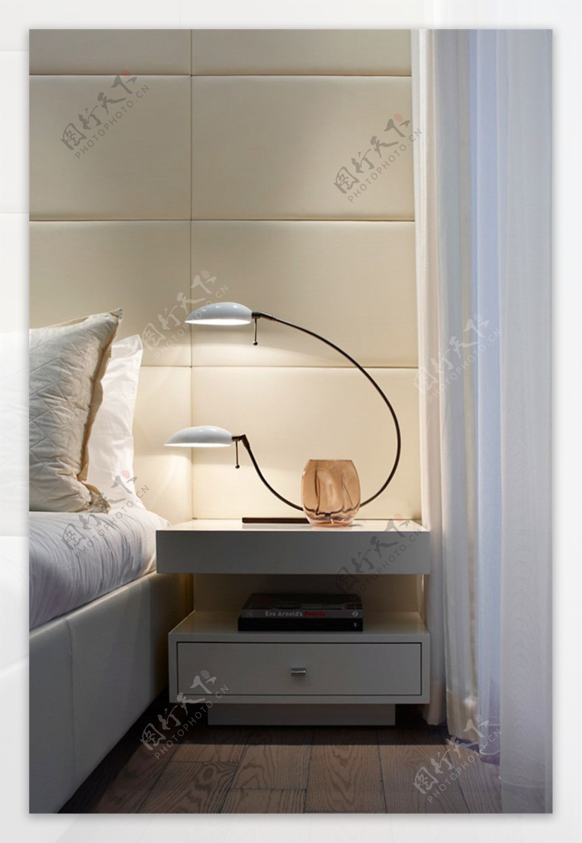 现代清新卧室白色窗帘室内装修效果图