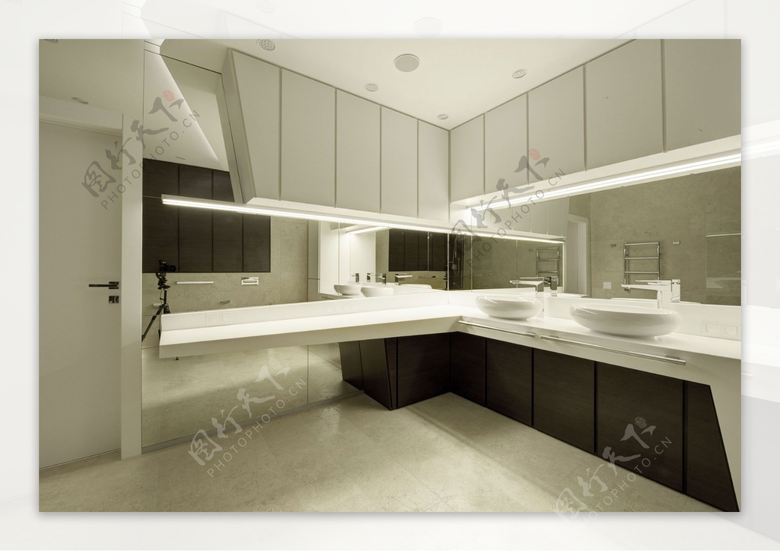 现代冷感客厅厨房浅色壁柜室内装修效果图