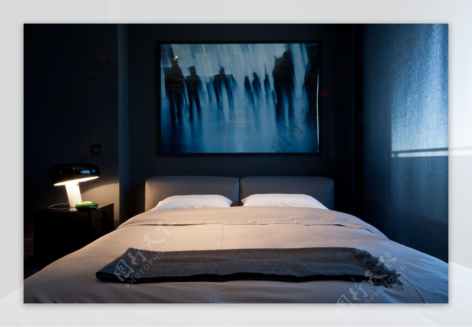 现代时尚卧室黑色花纹挂画室内装修效果图