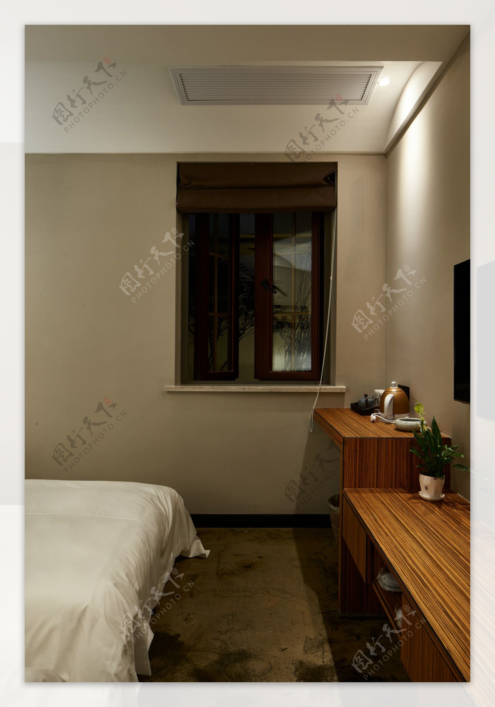 现代时尚卧室浅褐色背景墙室内装修效果图