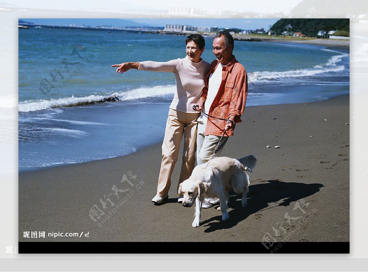 老年夫妻海边散步