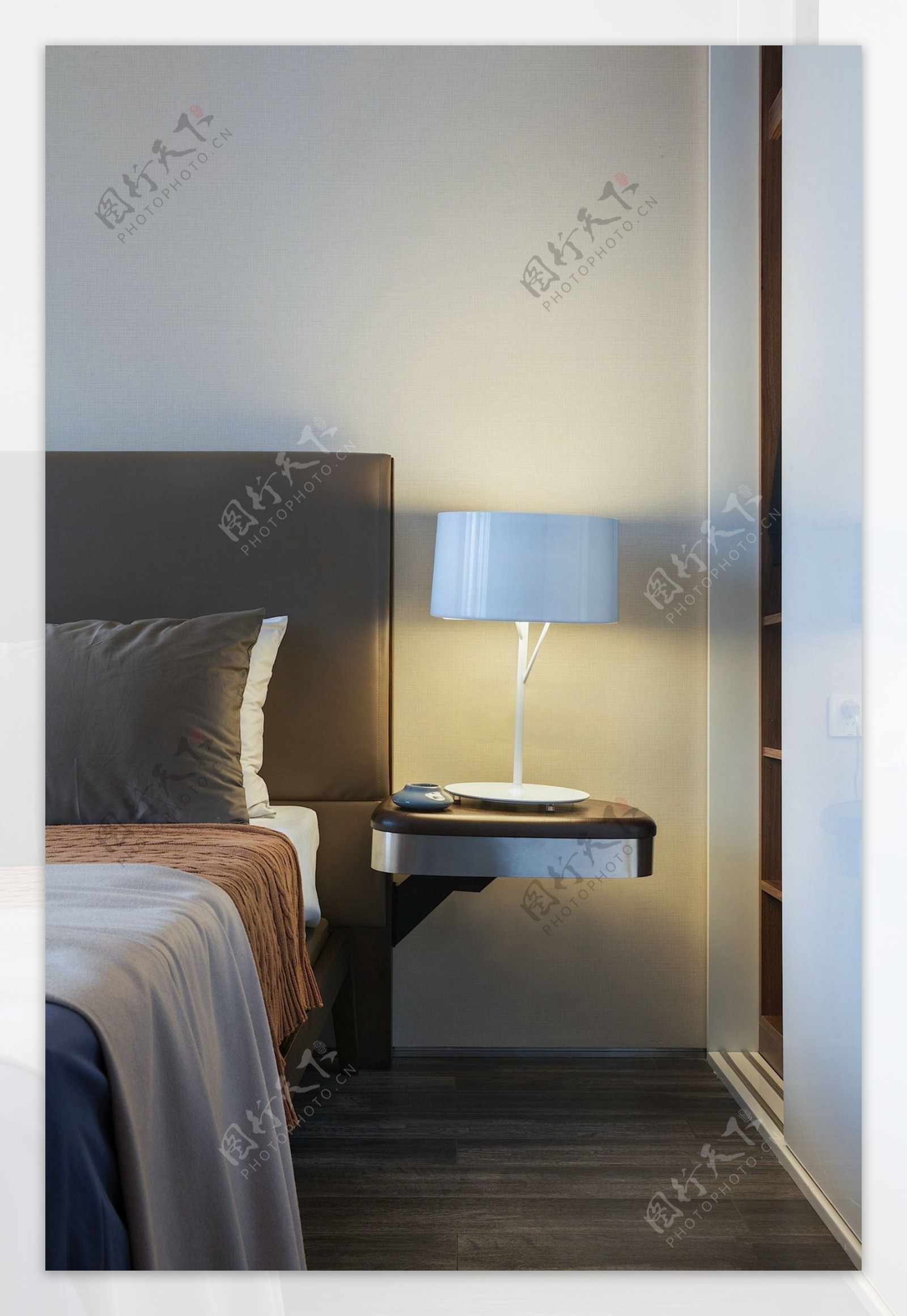 现代沉稳卧室白色亮面圆形台灯室内装修图