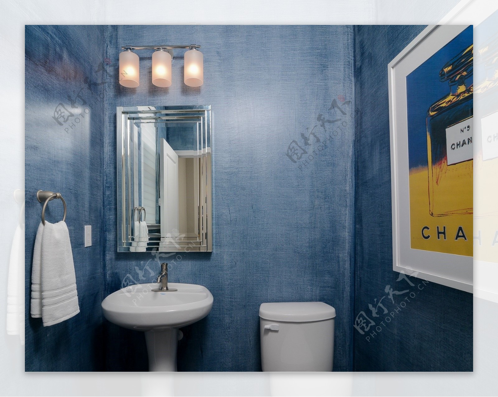 简约时尚卫生间蓝色墙壁装修效果图