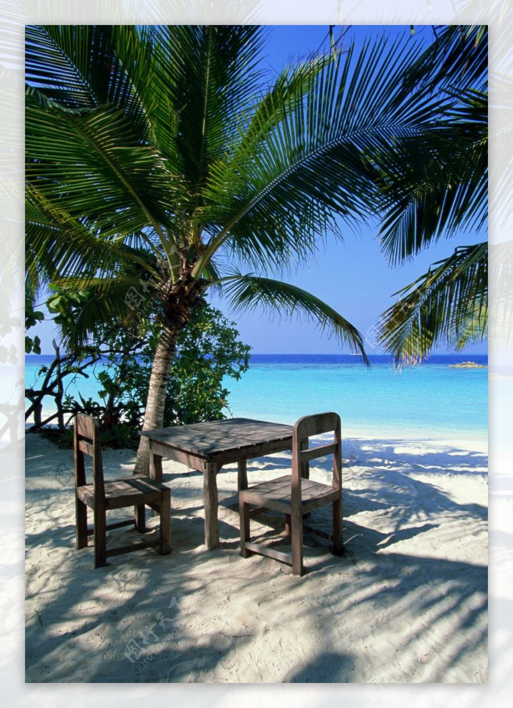 沙滩上的桌椅