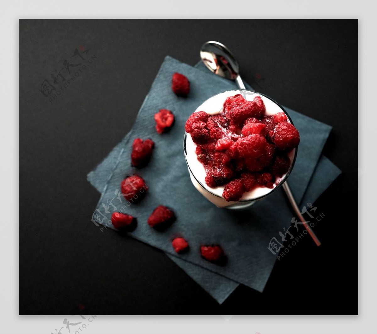 新鲜的莓莓酸奶 库存照片. 图片 包括有 食物, 有机, 树莓, 膳食, 健康, 酸奶, 点心, 新鲜, 制动手 - 20352340