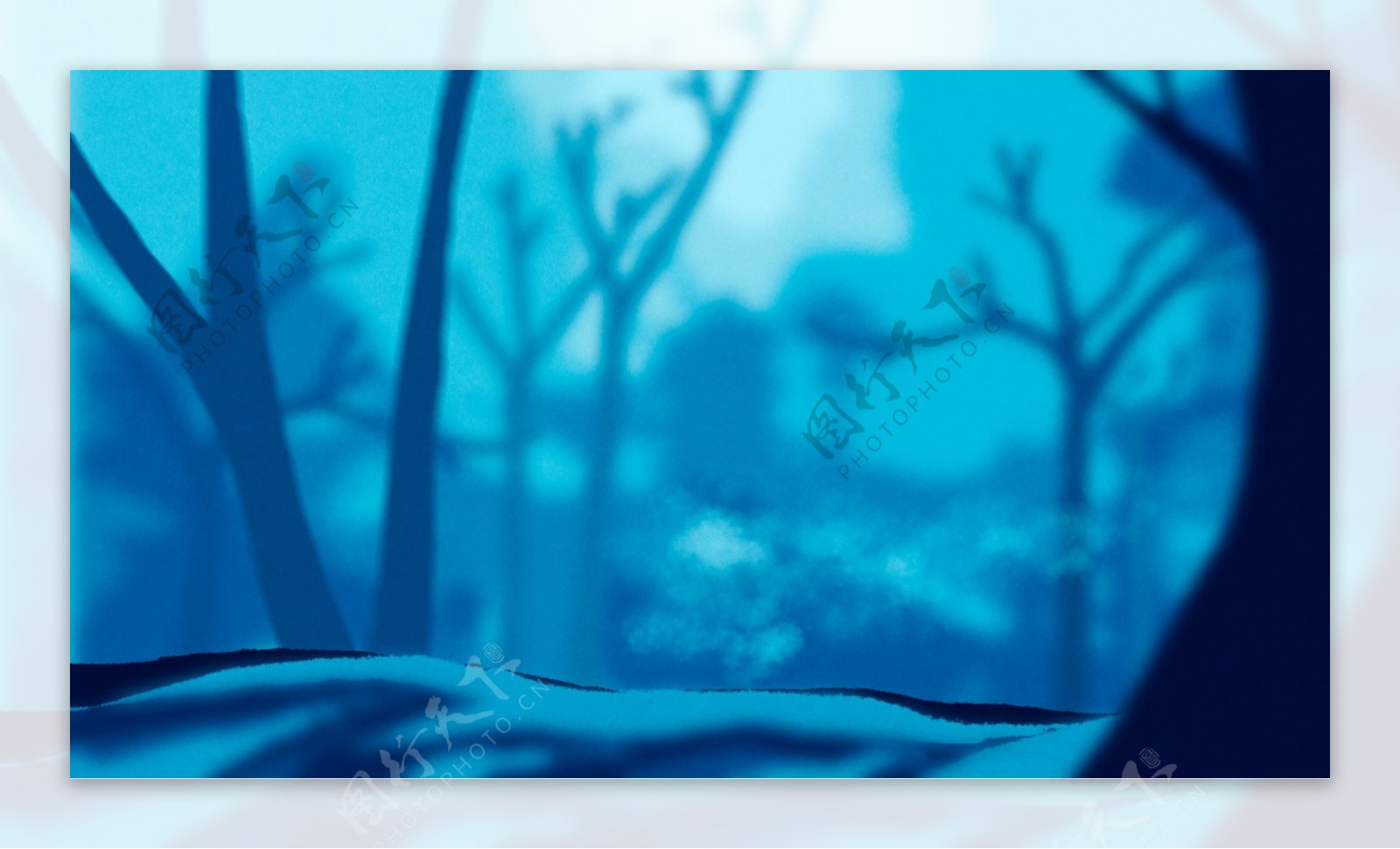 蓝色朦胧树林背景图