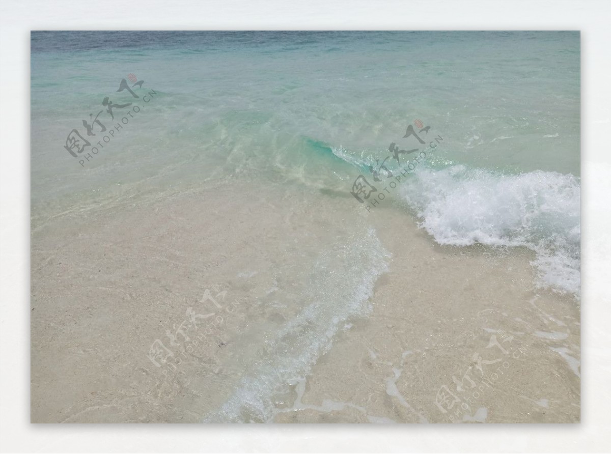明媚晴朗蓝天沙滩海边海水海浪美景风景图片下载 - 觅知网