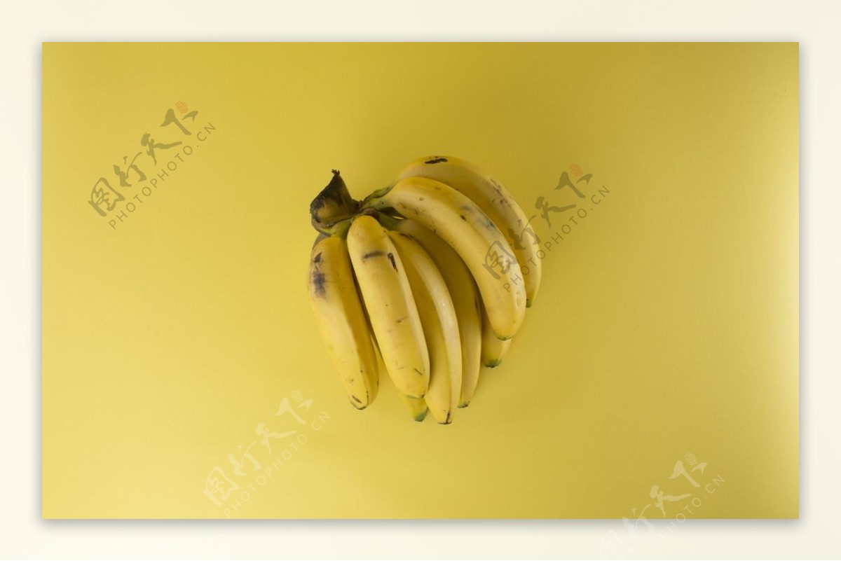 熟香蕉黄色背景