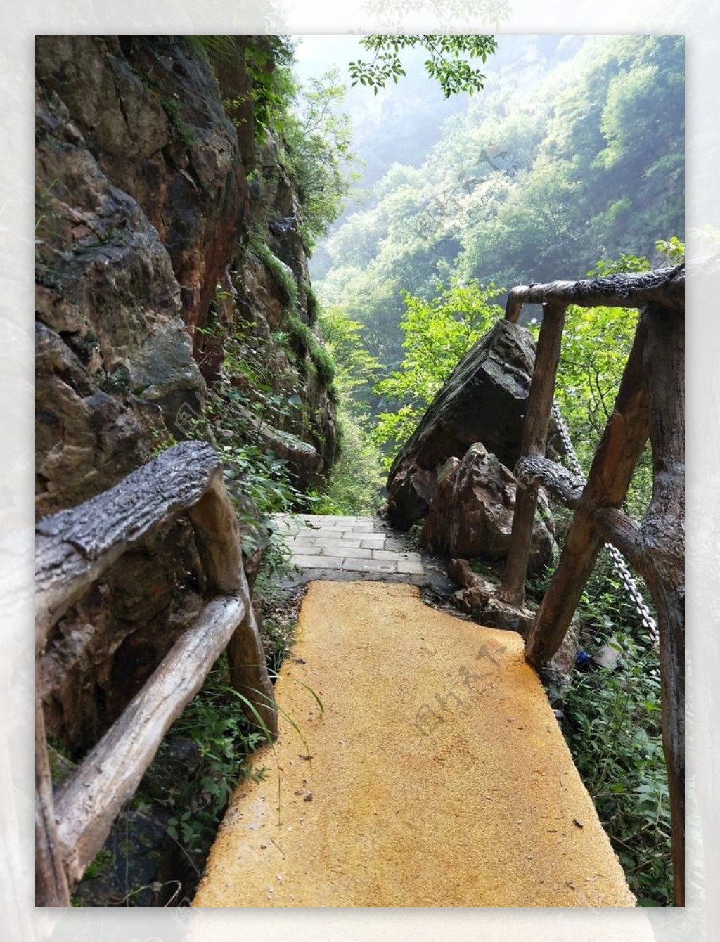 峡谷中的木桥