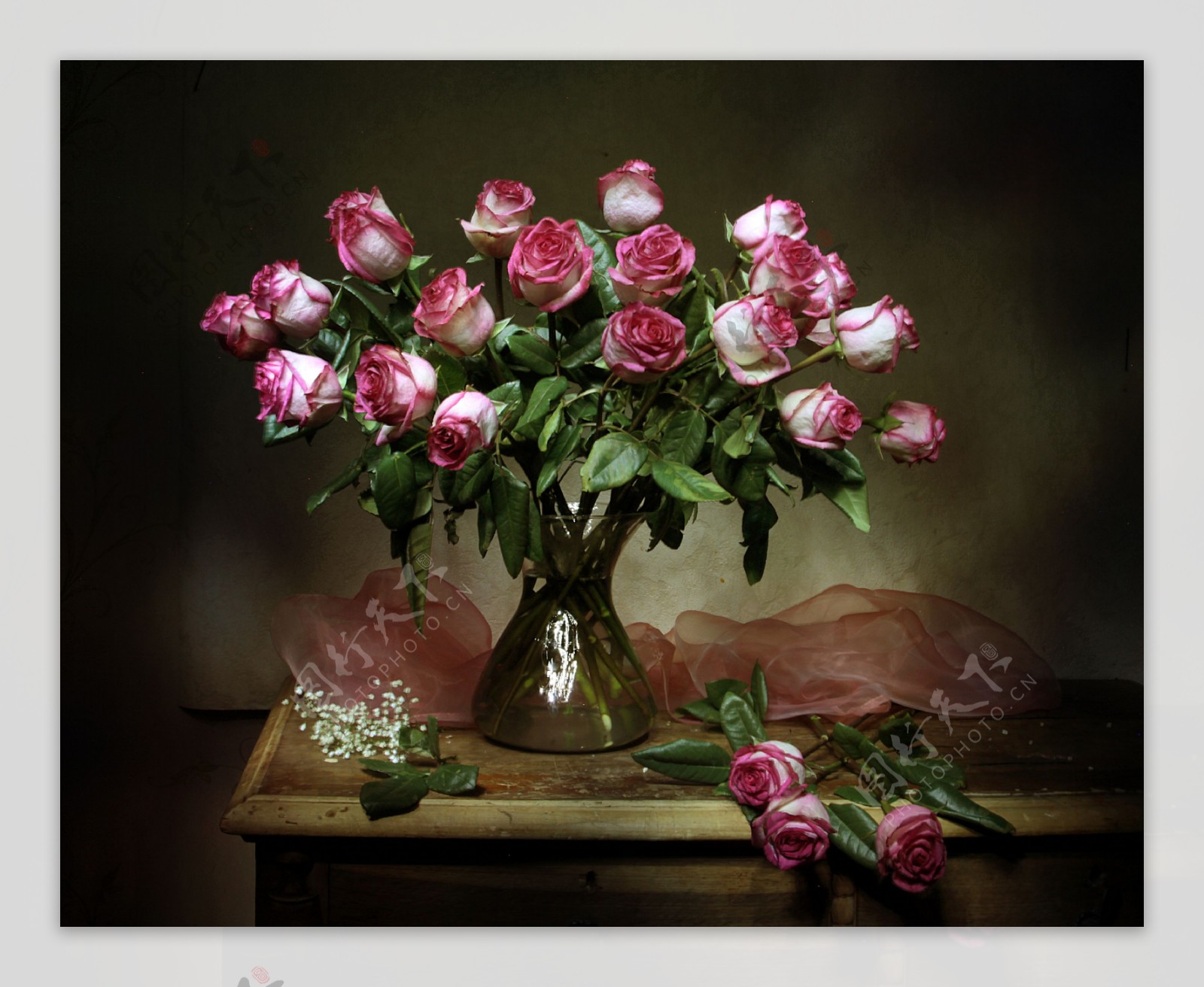 花束玫瑰桌子花瓶花卉