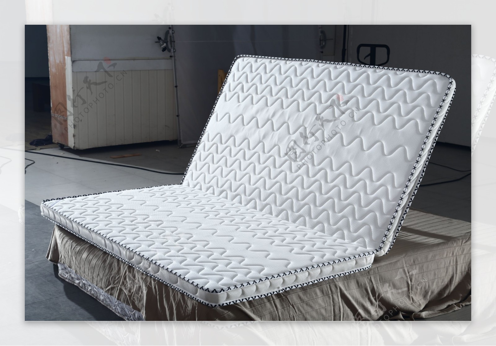 白色折叠床垫