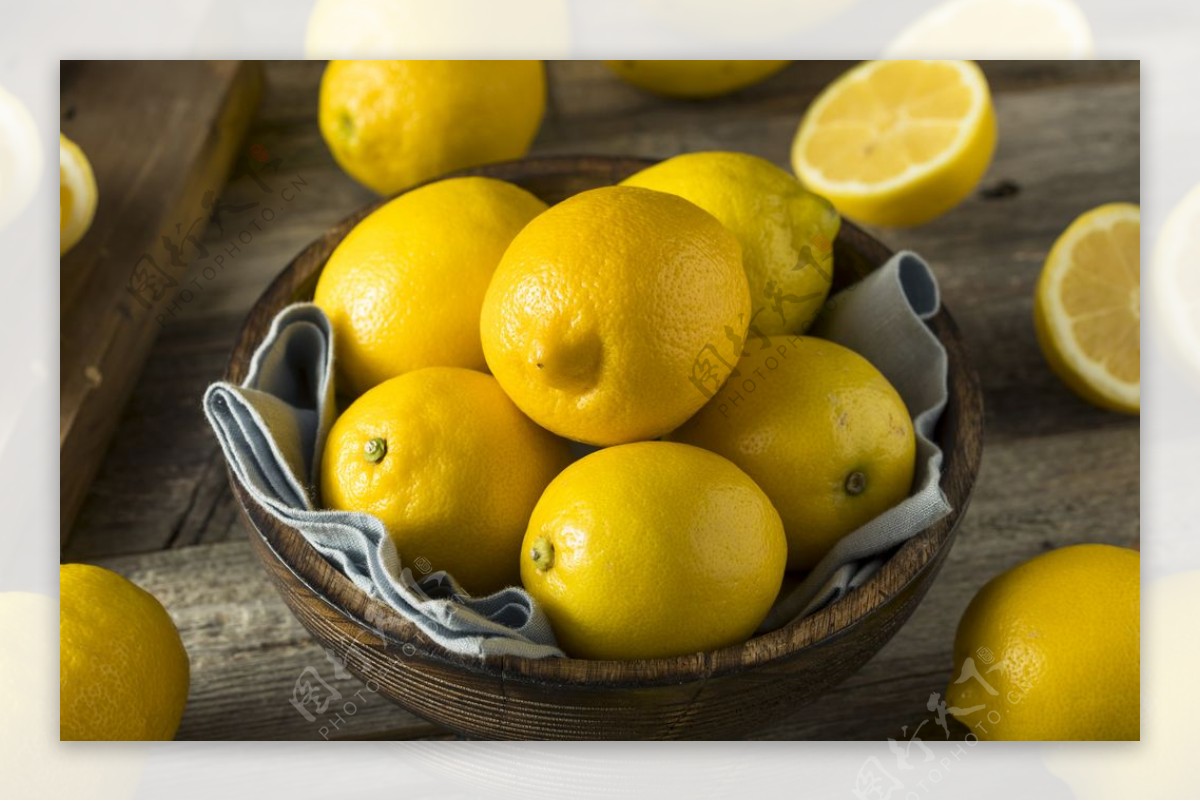 桌上果盘上的黄色柠檬