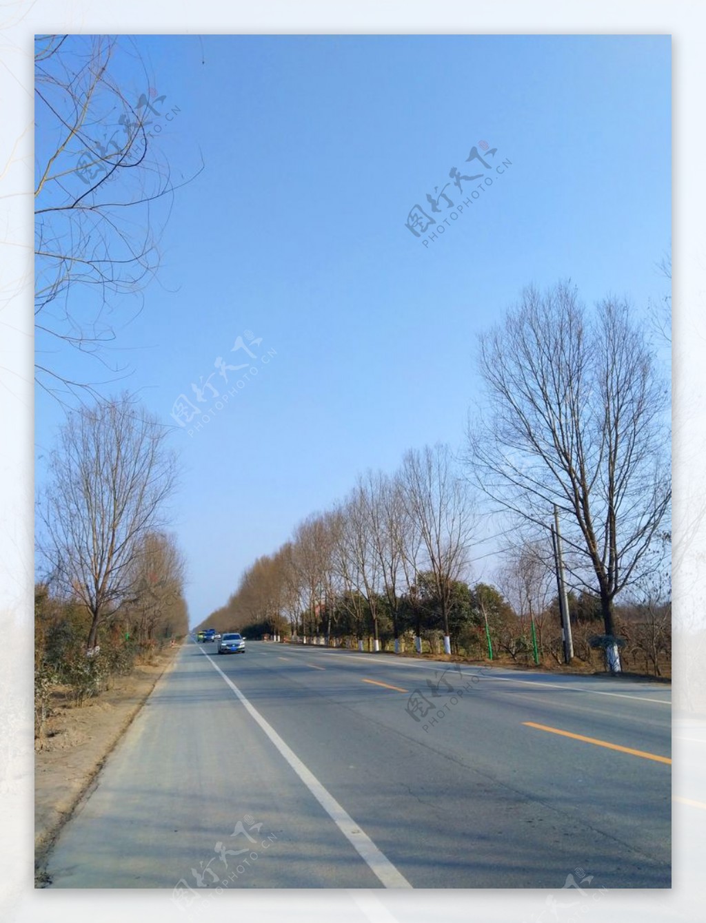 蓝天下的乡村道路风景