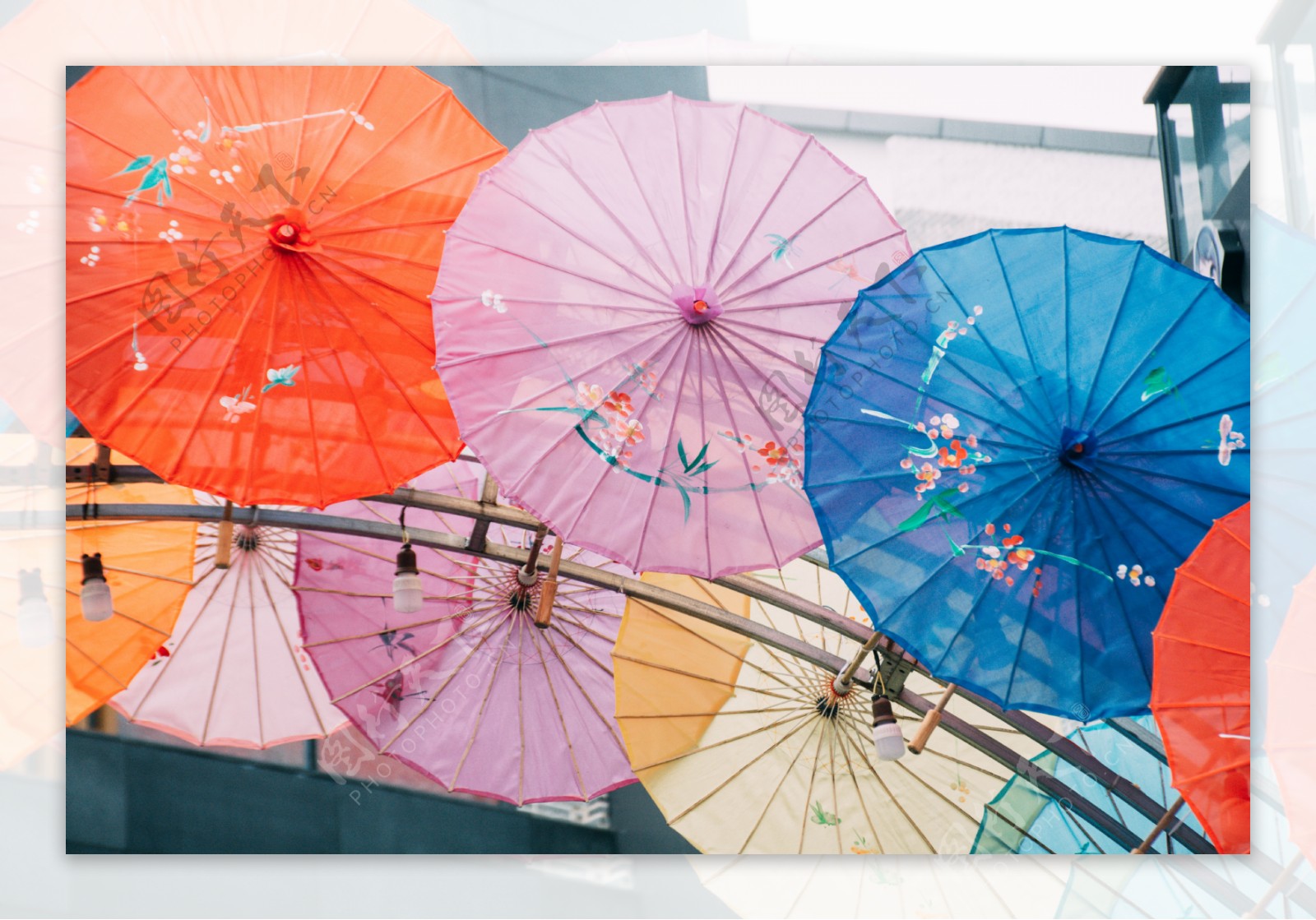 街道上装饰的花油纸伞