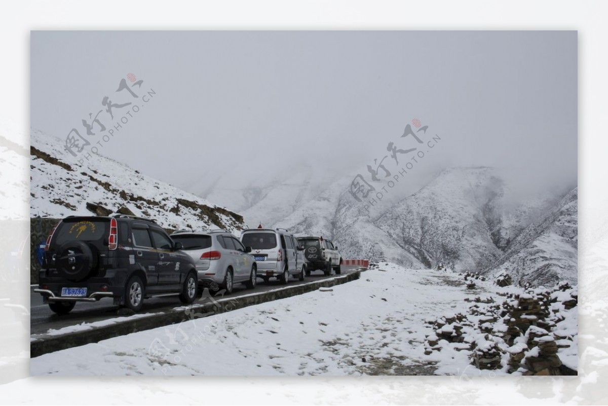 雪山下的汽车