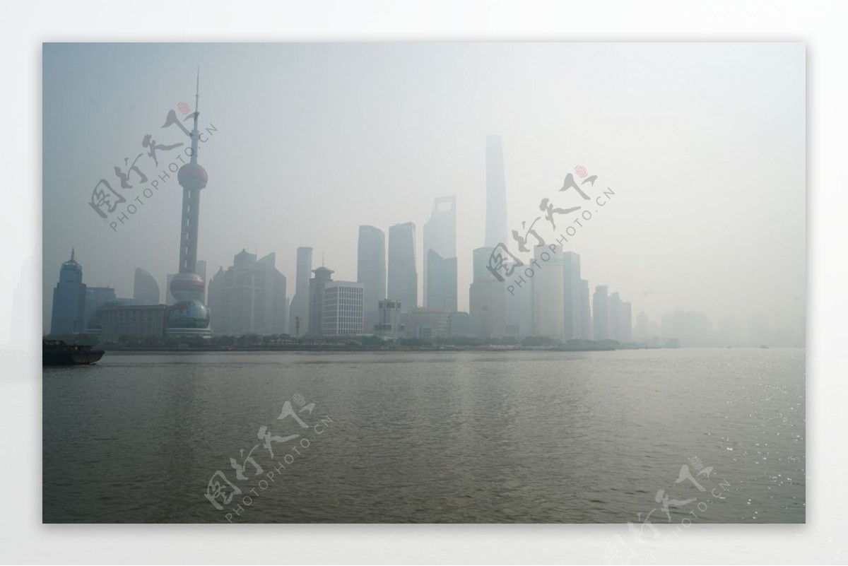 雾霾笼罩的上海陆家嘴