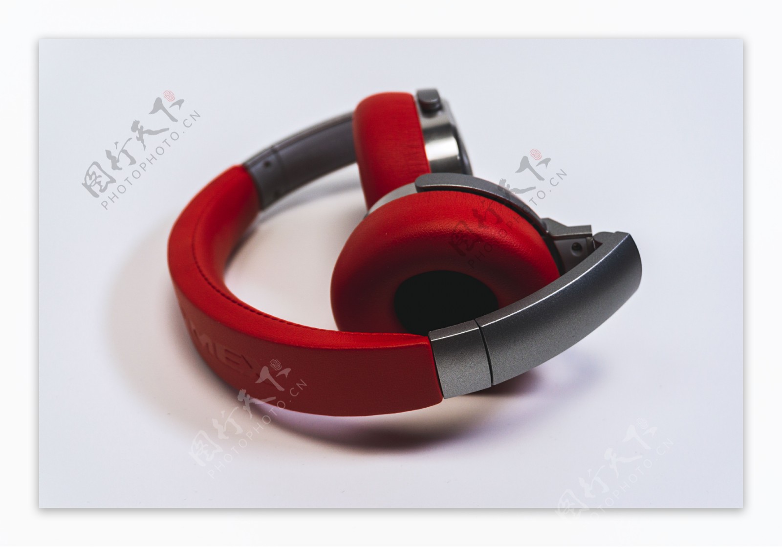 音乐耳机红色耳机动感时尚耳机