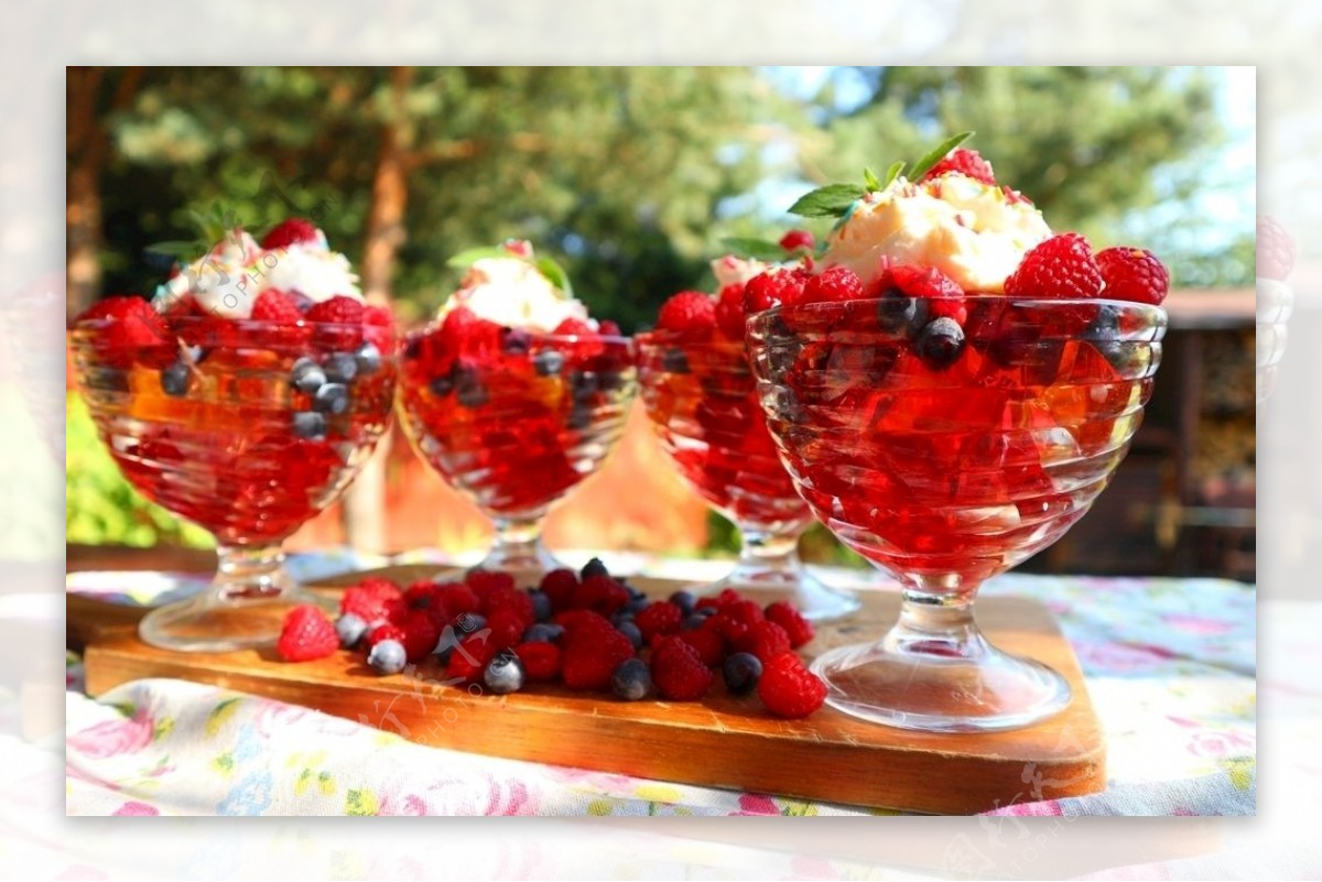 夏日草莓冰激凌