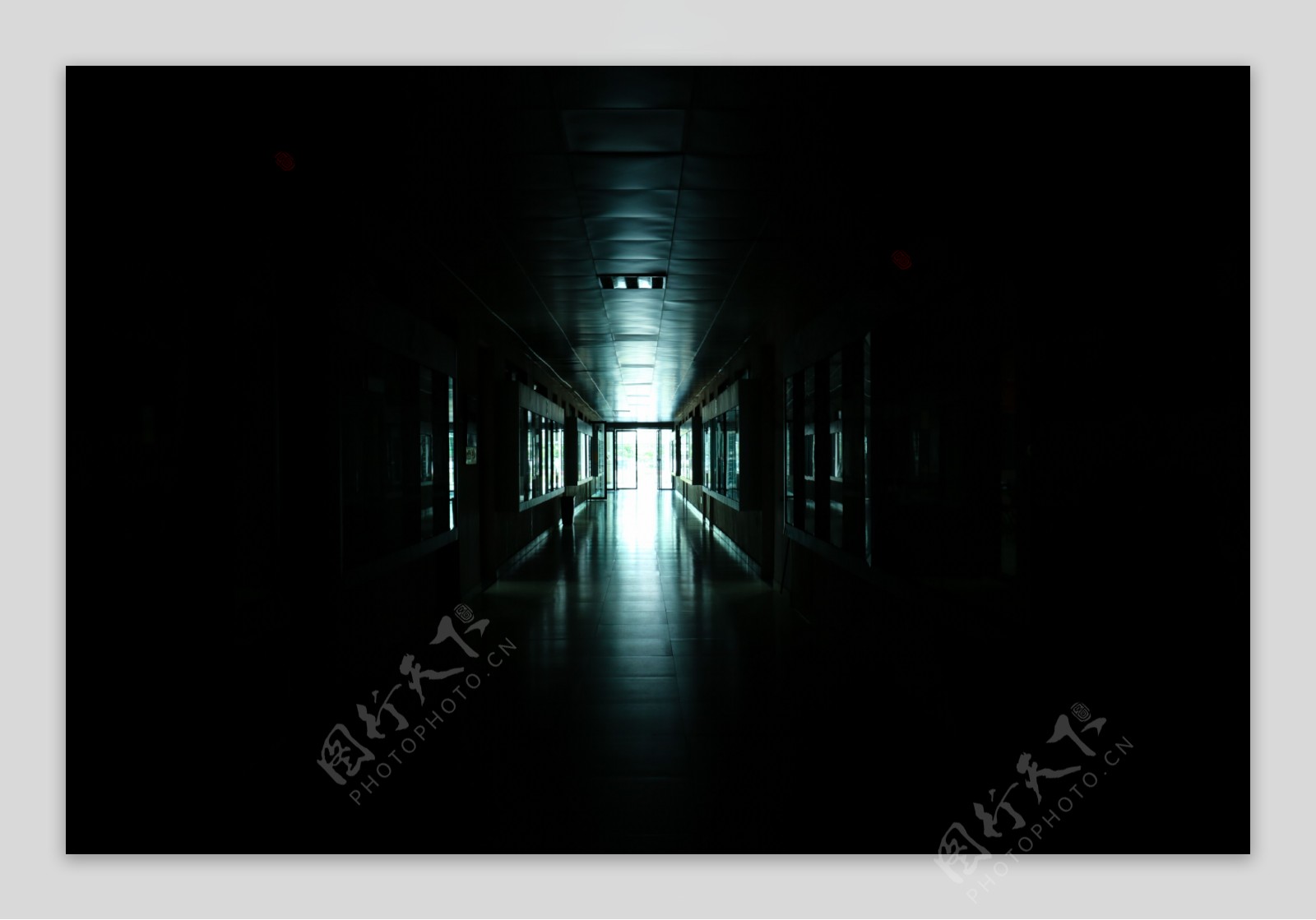 昏暗走廊科技摄影图