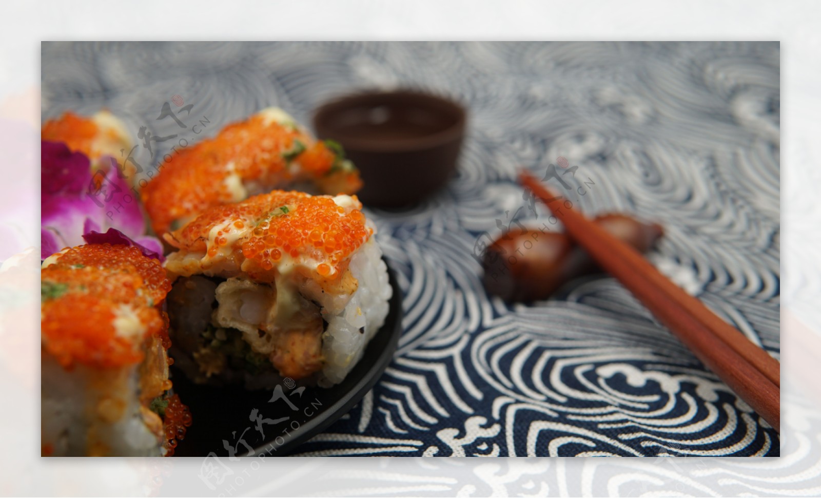 日式料理寿司卷之鱼子酱三文鱼高清细节