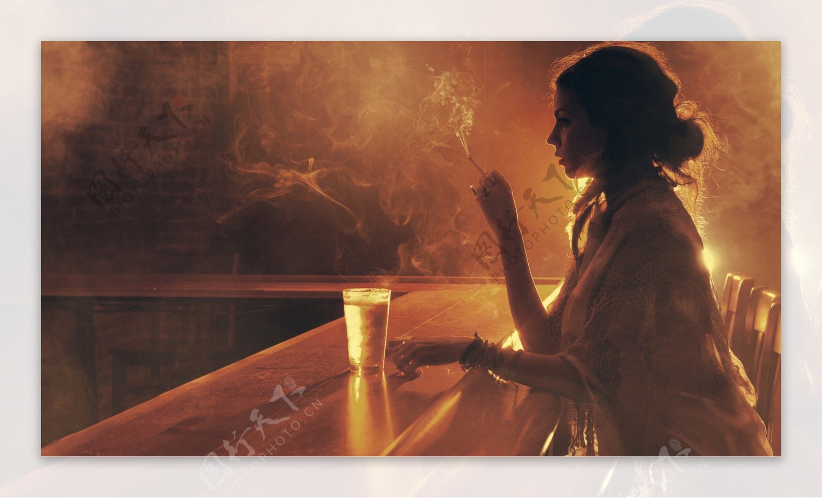 酒吧吸烟女