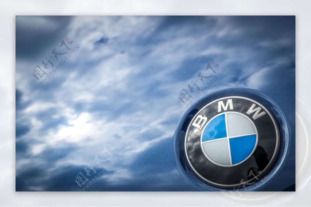 BMWX3蓝天白云