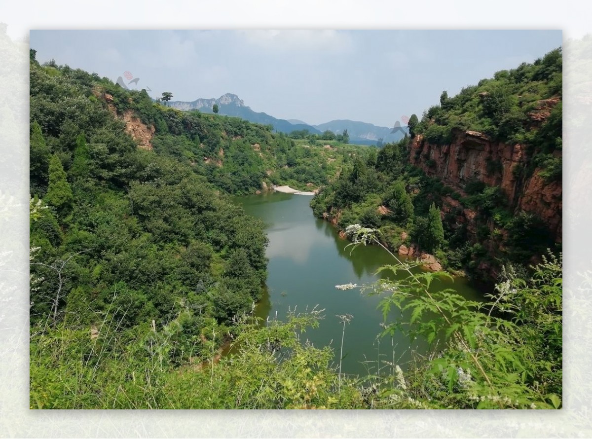 山中的湖水