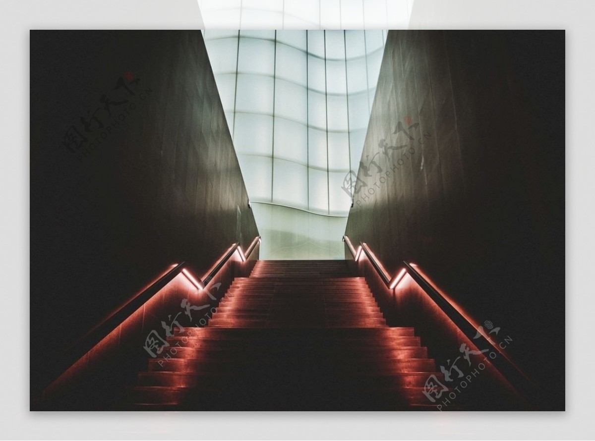 对称的暗色楼梯