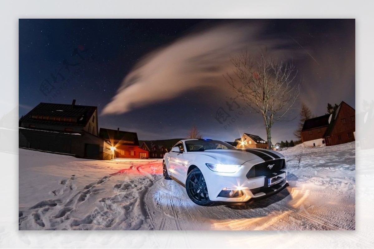 夜晚雪地上的福特野马汽车