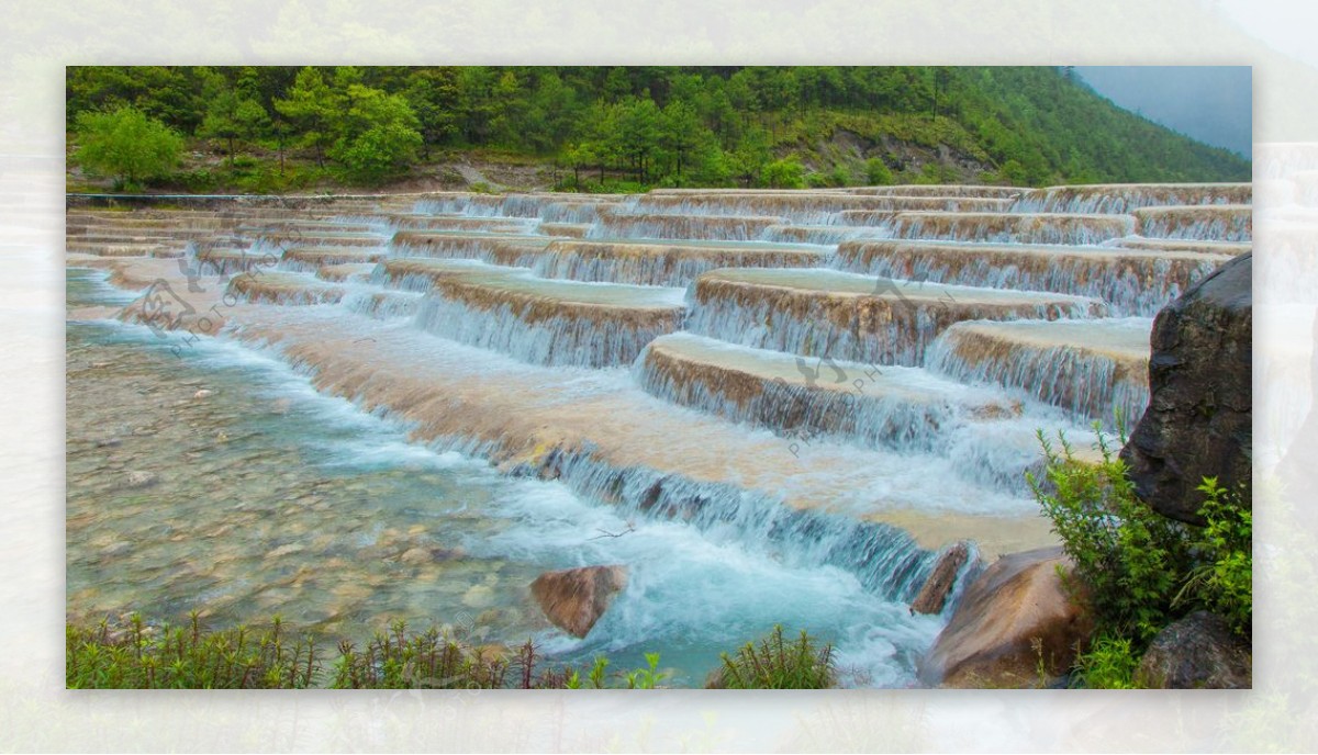 蓝月谷瀑布美景