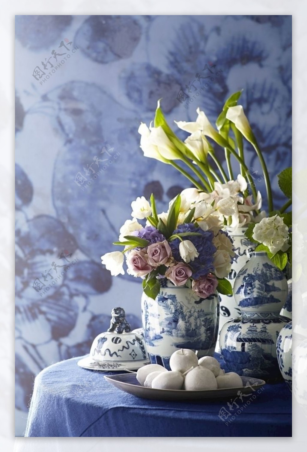 蓝色背景陶瓷花瓶插花摆件软装