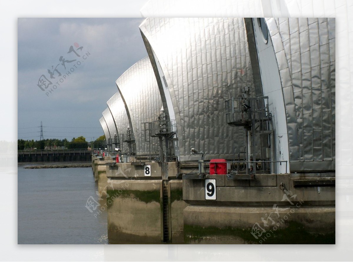 伦敦的泰晤士河屏障可避免洪水