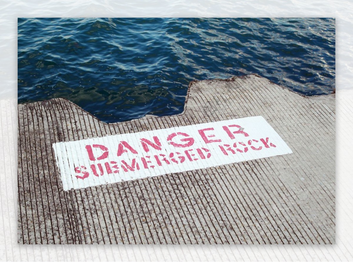 被淹没的岩石上绘的警告标志