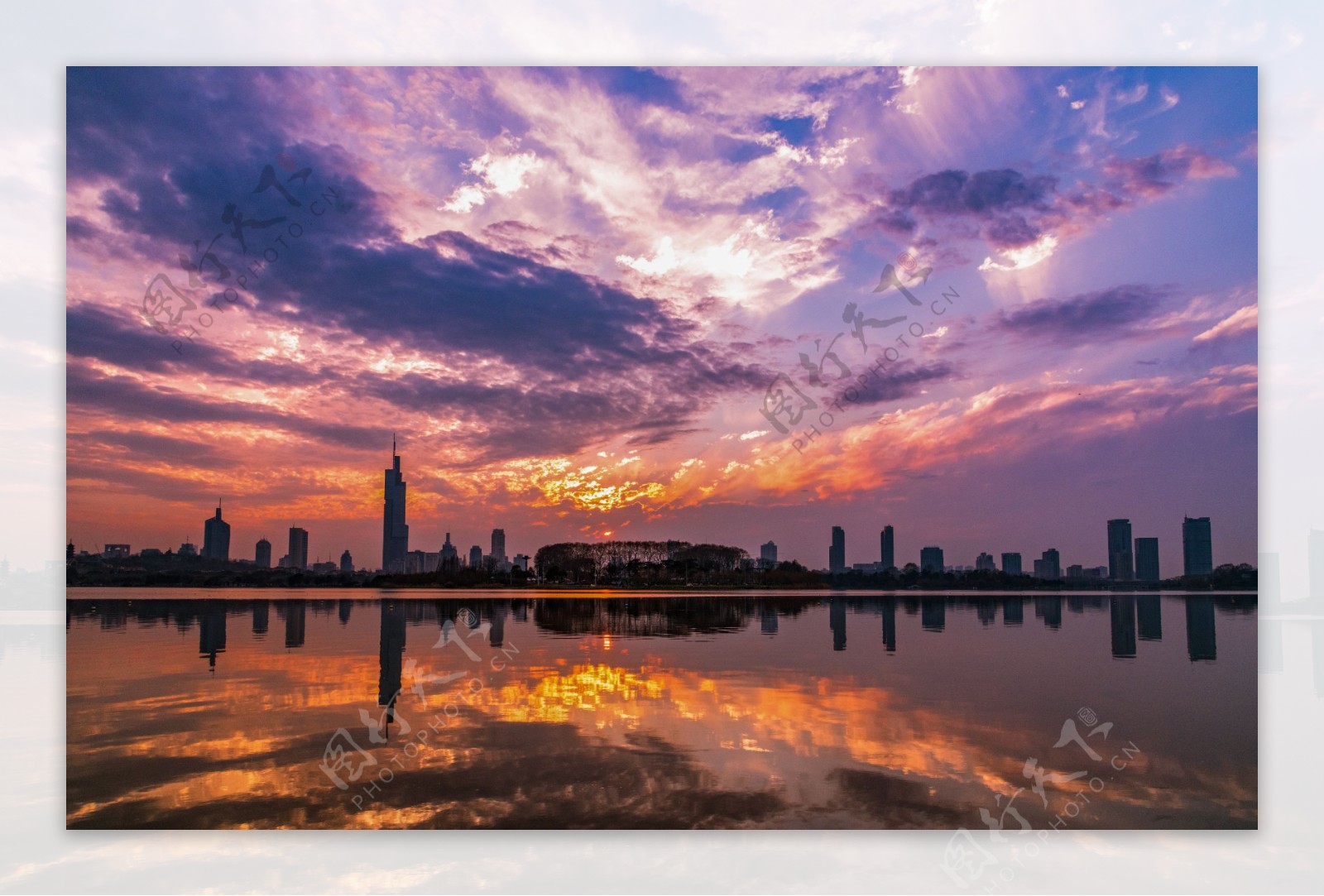 南京夕阳下的玄武湖和紫峰大厦