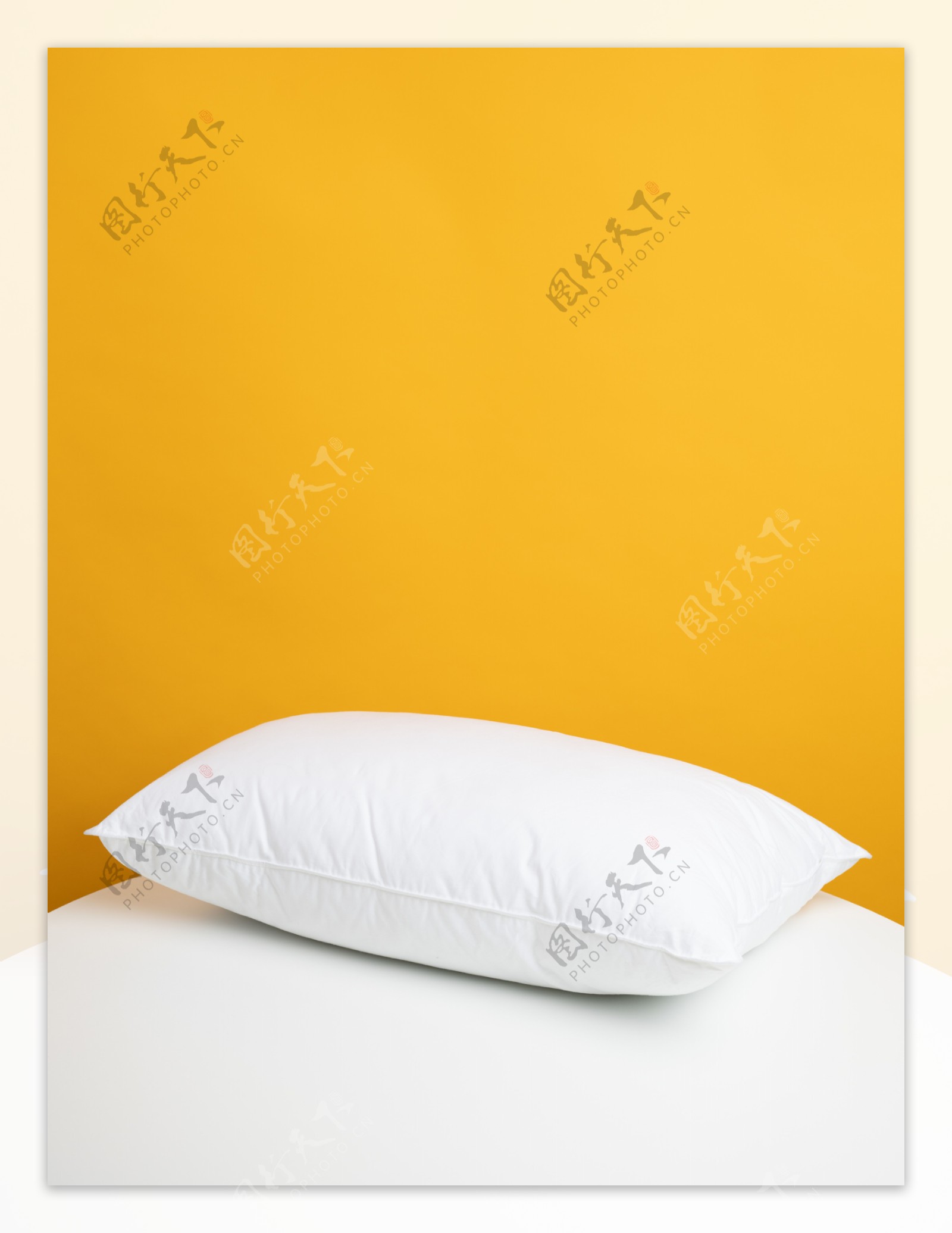 黄色背景简约风格白色枕头