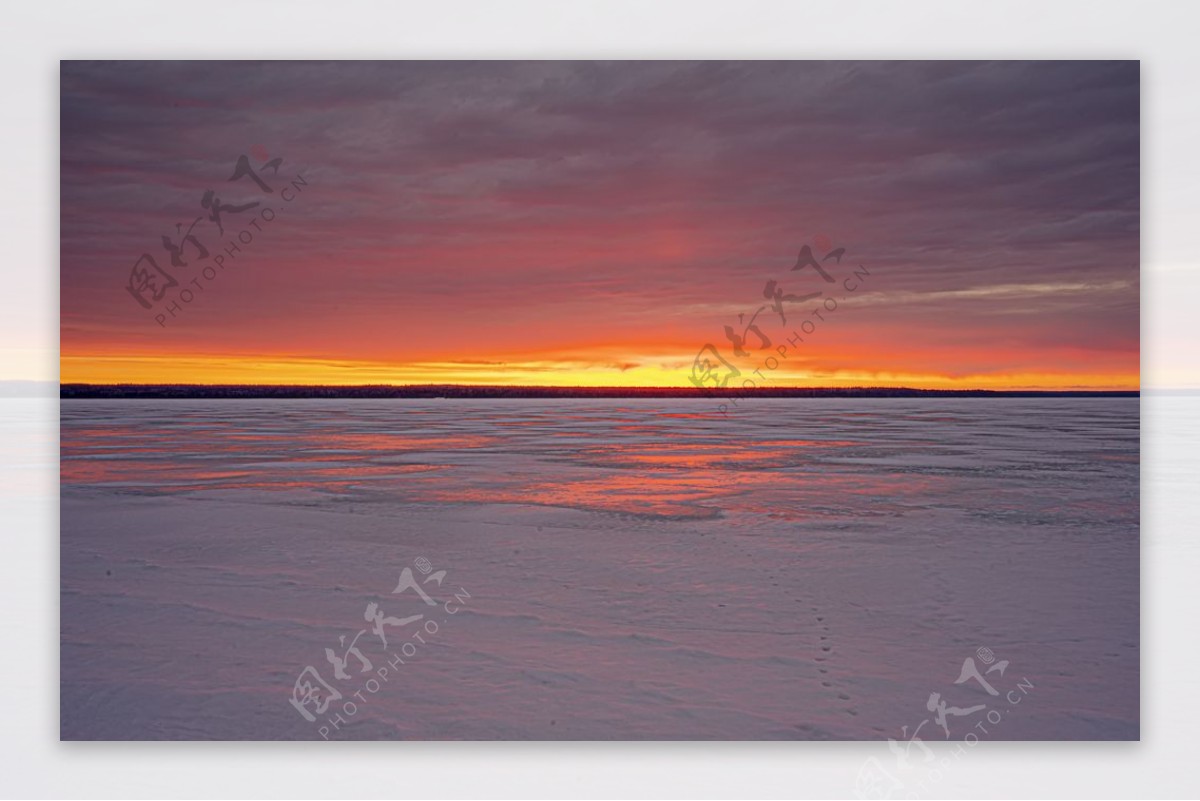 原野冰湖的早晨