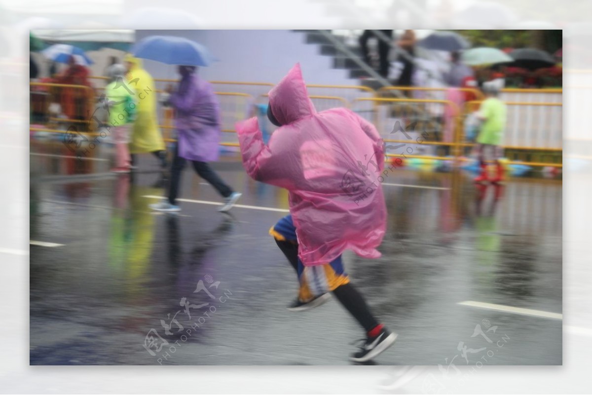 雨中奔跑少年