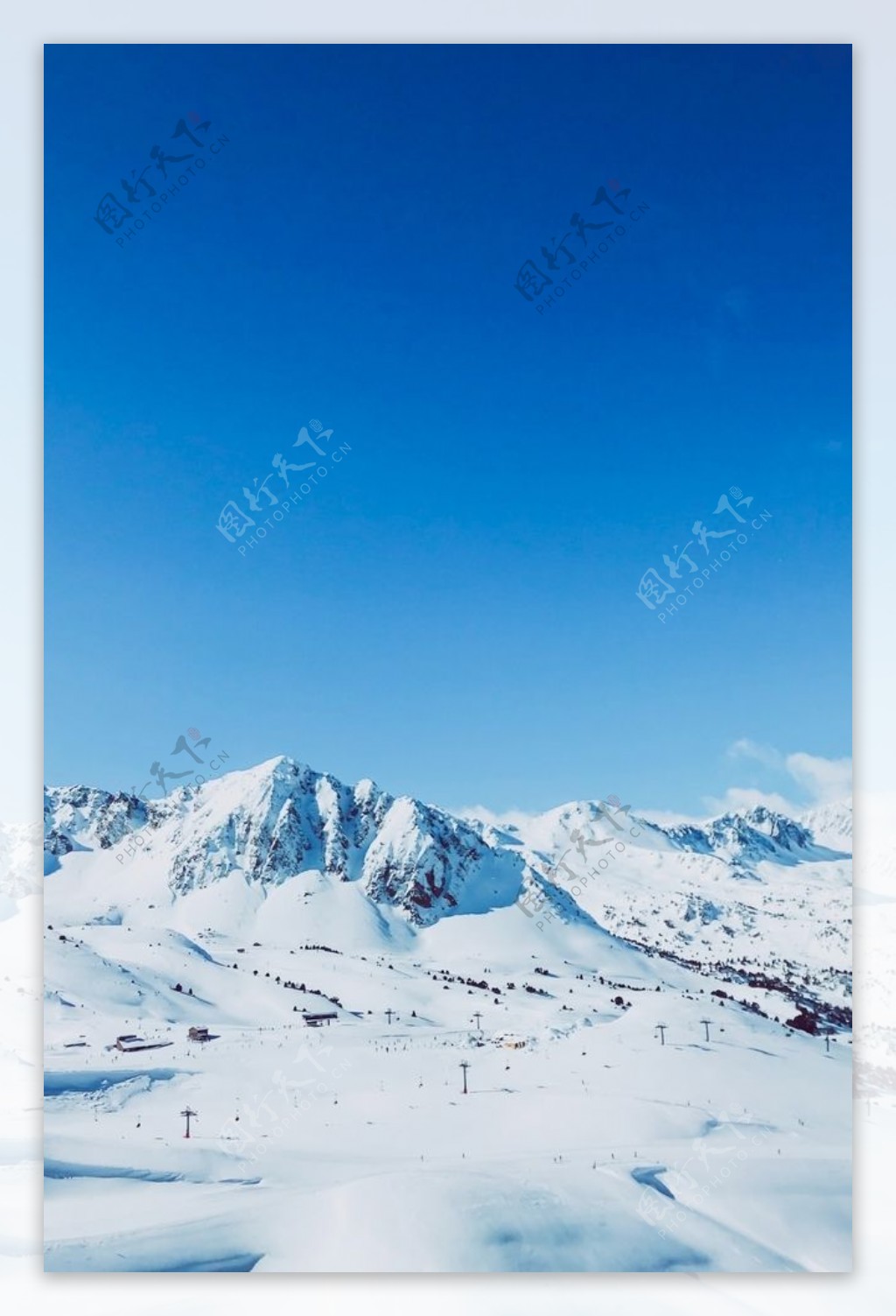 高清蓝天下的雪山