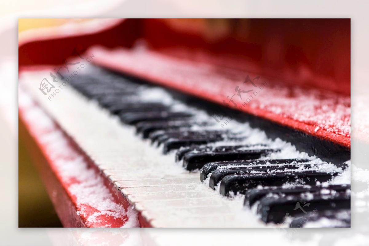 表面落满了积雪的钢琴特写