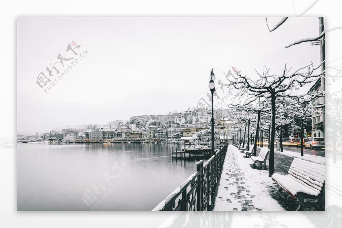 城市的湖边雪景