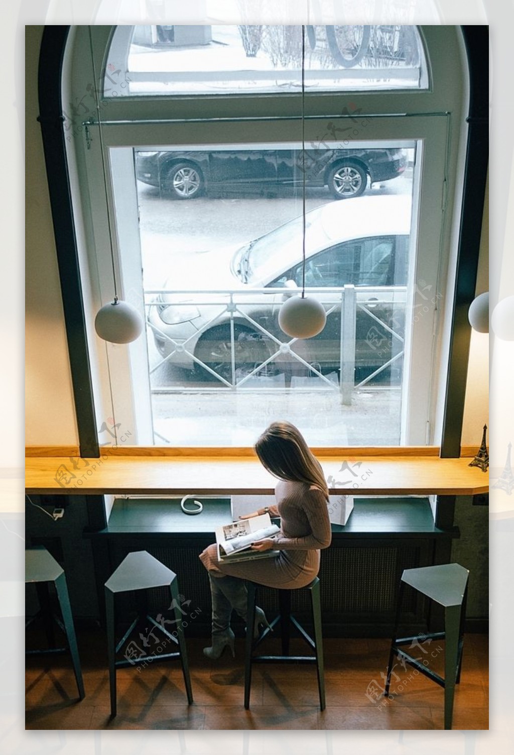 咖啡馆少女孤独城市背景素材