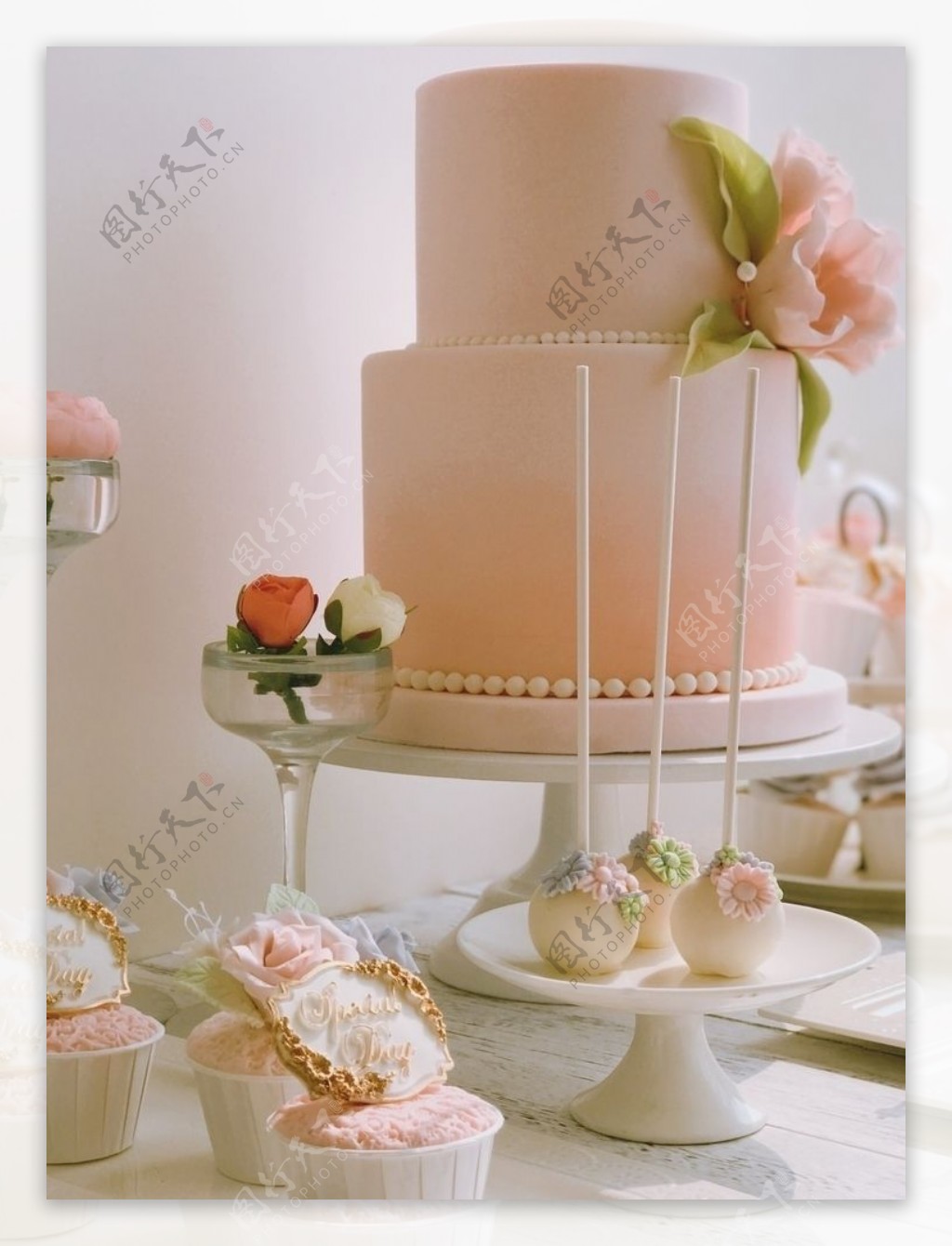 双层粉色蛋糕