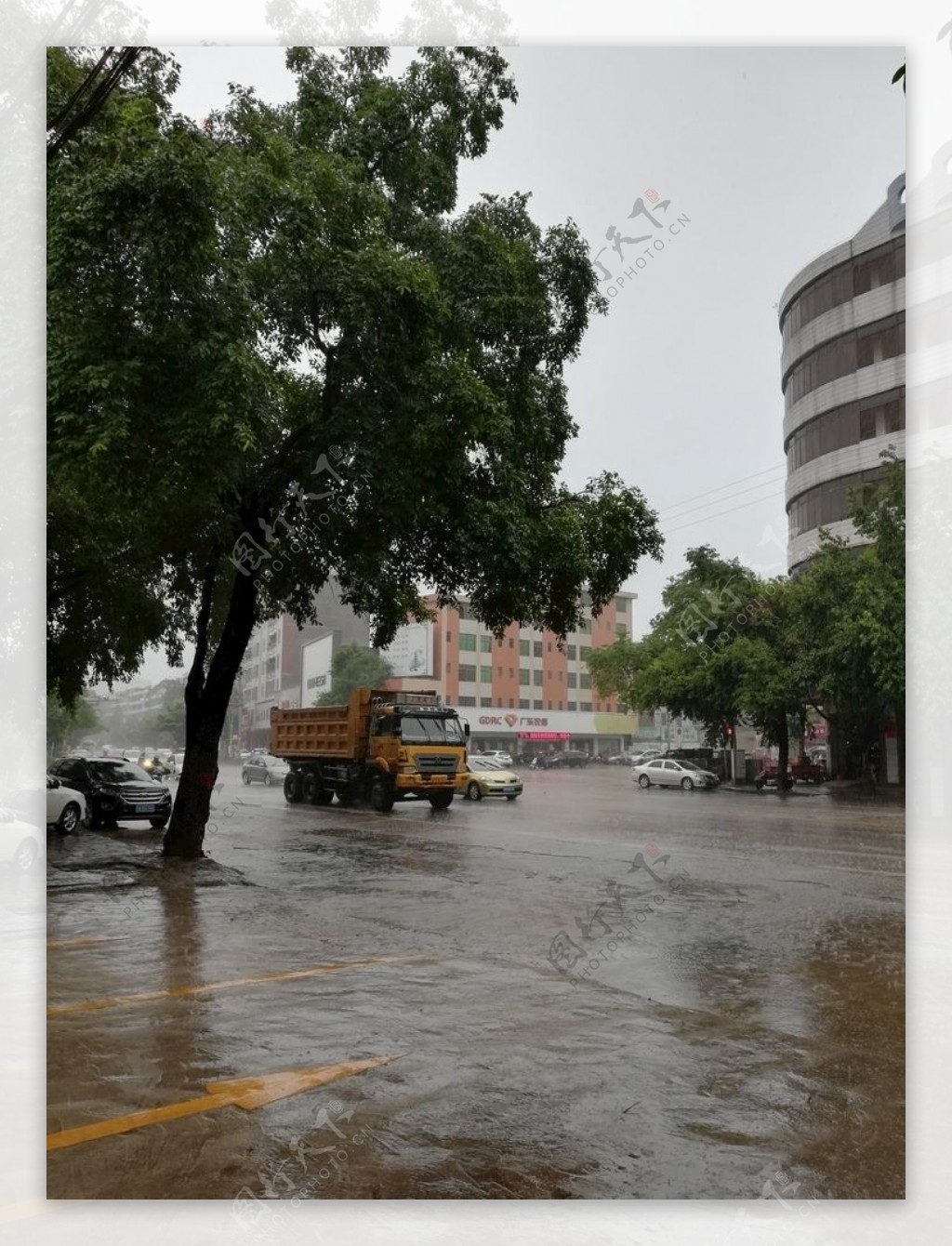 雨天街道图片