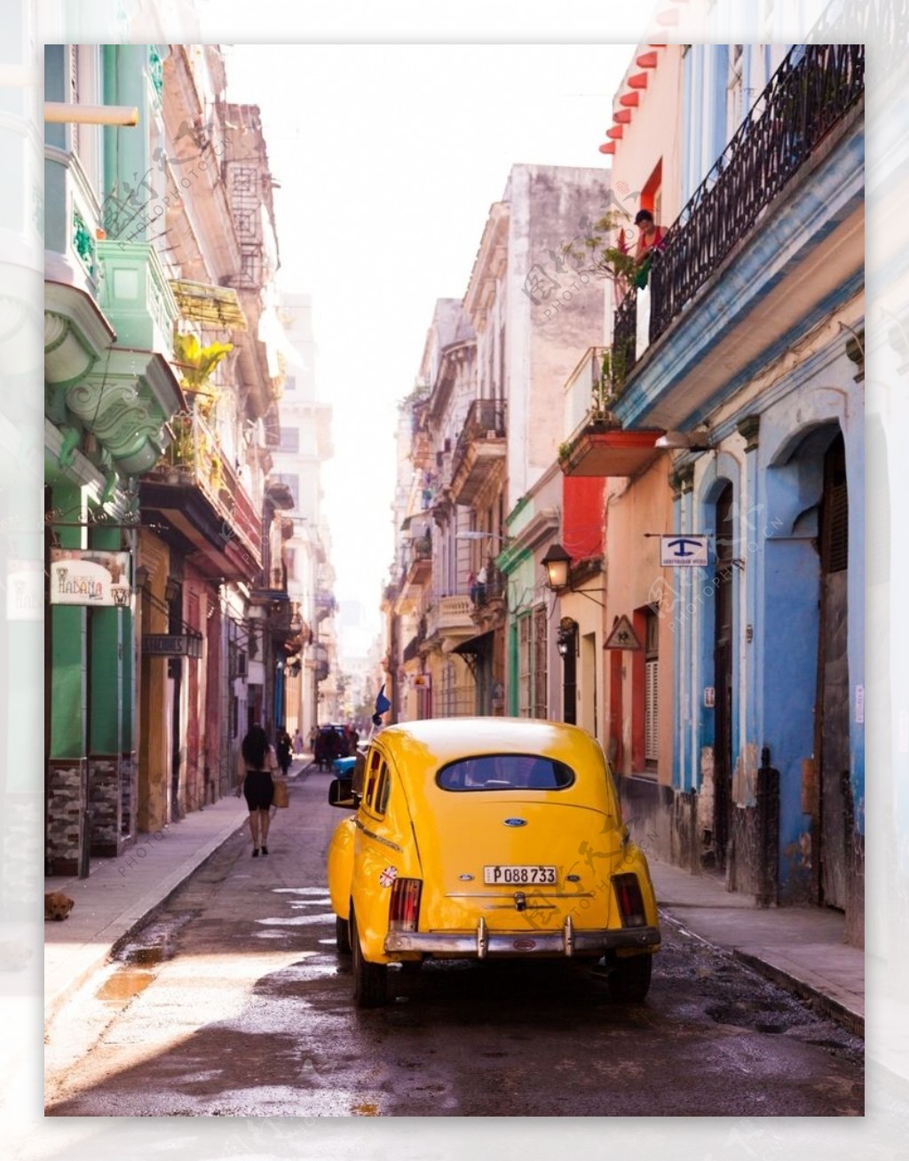 出租车复古黄色小巷背景素材图片