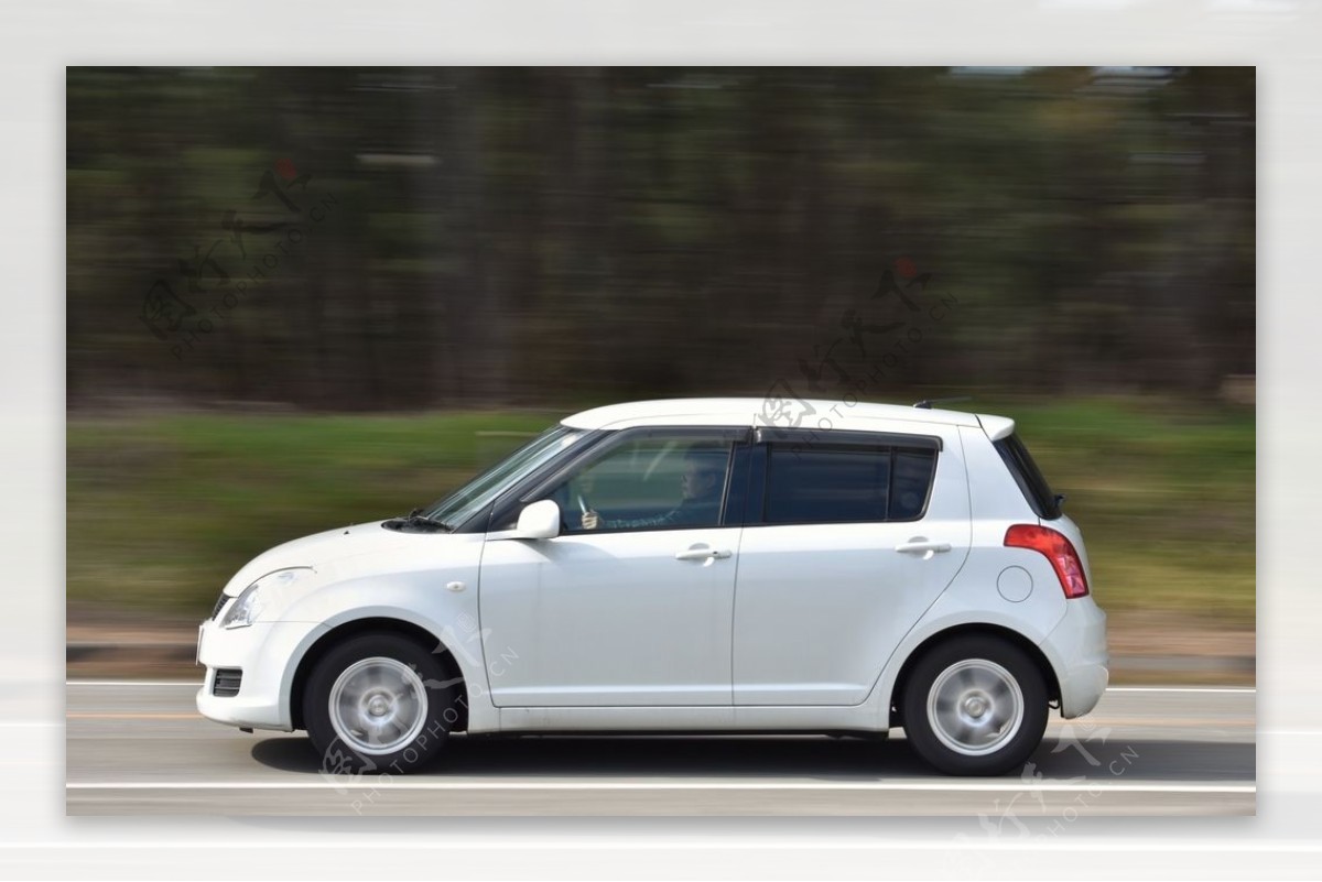 白色小轿车旅游汽车背景素材图片